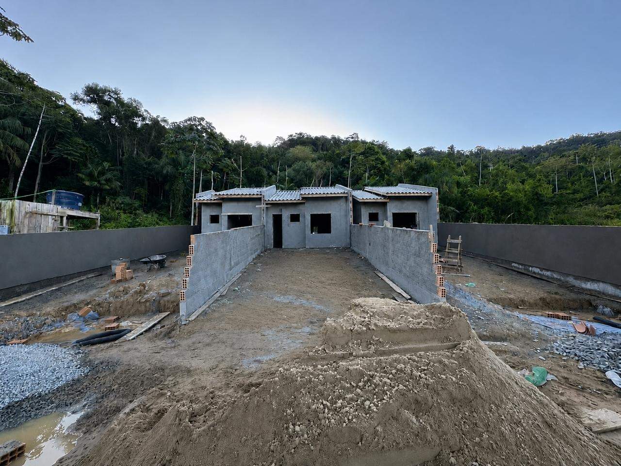 Casa Geminada à venda no Velha Central: 