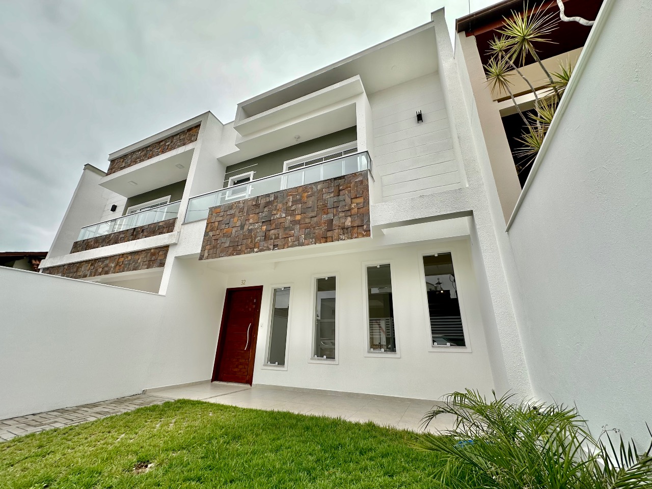 Sobrado Geminado à venda no Escola Agrícola: 