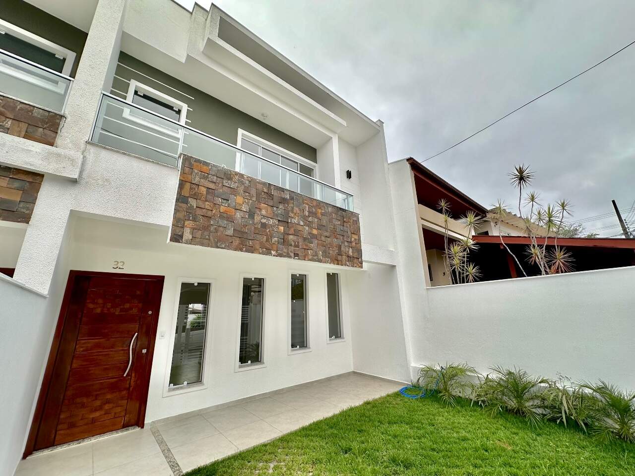 Sobrado Geminado à venda no Escola Agrícola: 