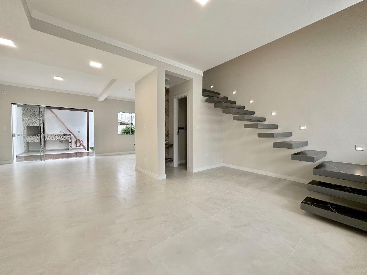 Sobrado Geminado à venda no Escola Agrícola: 