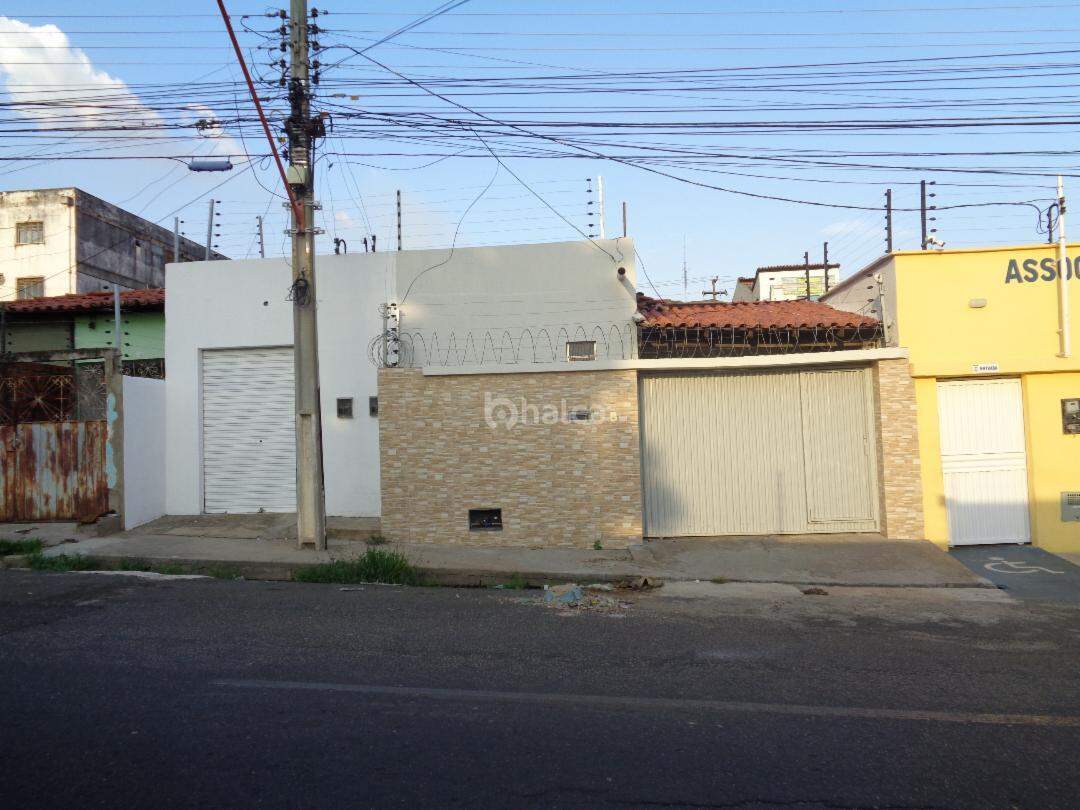 Casa à venda com 3 quartos, 196m² - Foto 1