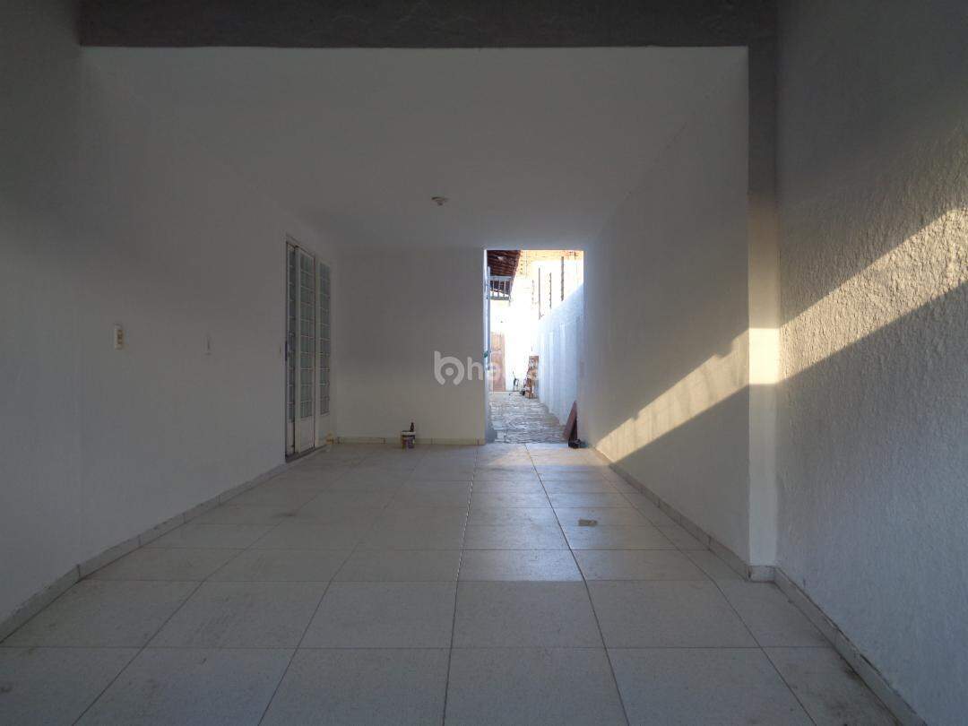 Casa à venda com 3 quartos, 196m² - Foto 2
