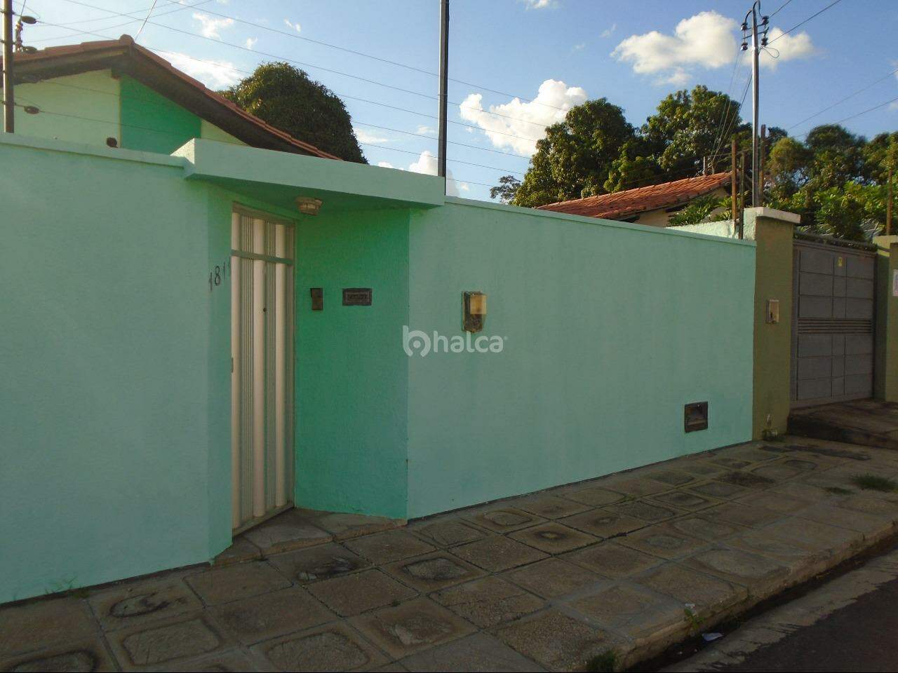 Casa à venda com 6 quartos, 198m² - Foto 1