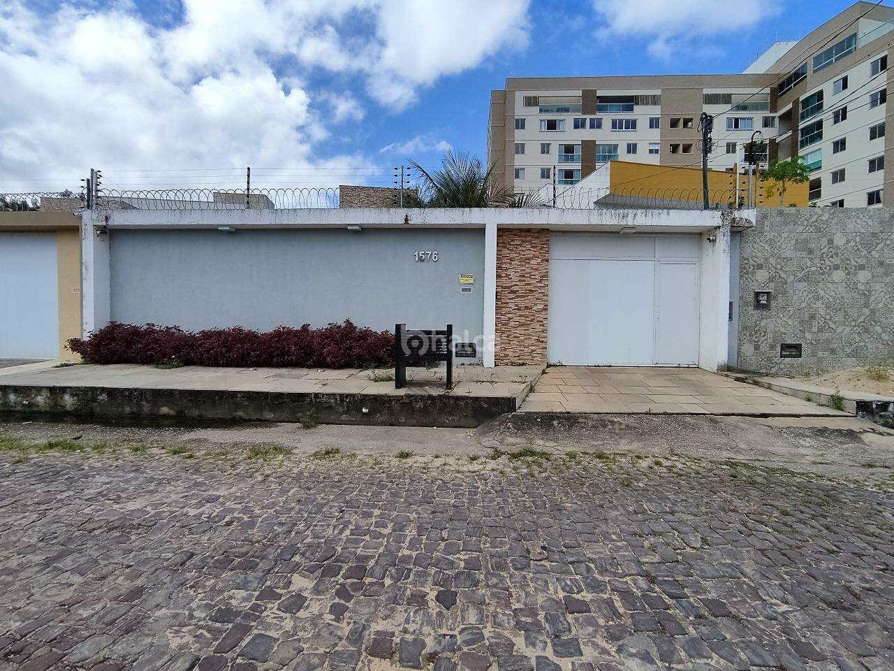 Casa à venda com 4 quartos, 268m² - Foto 1