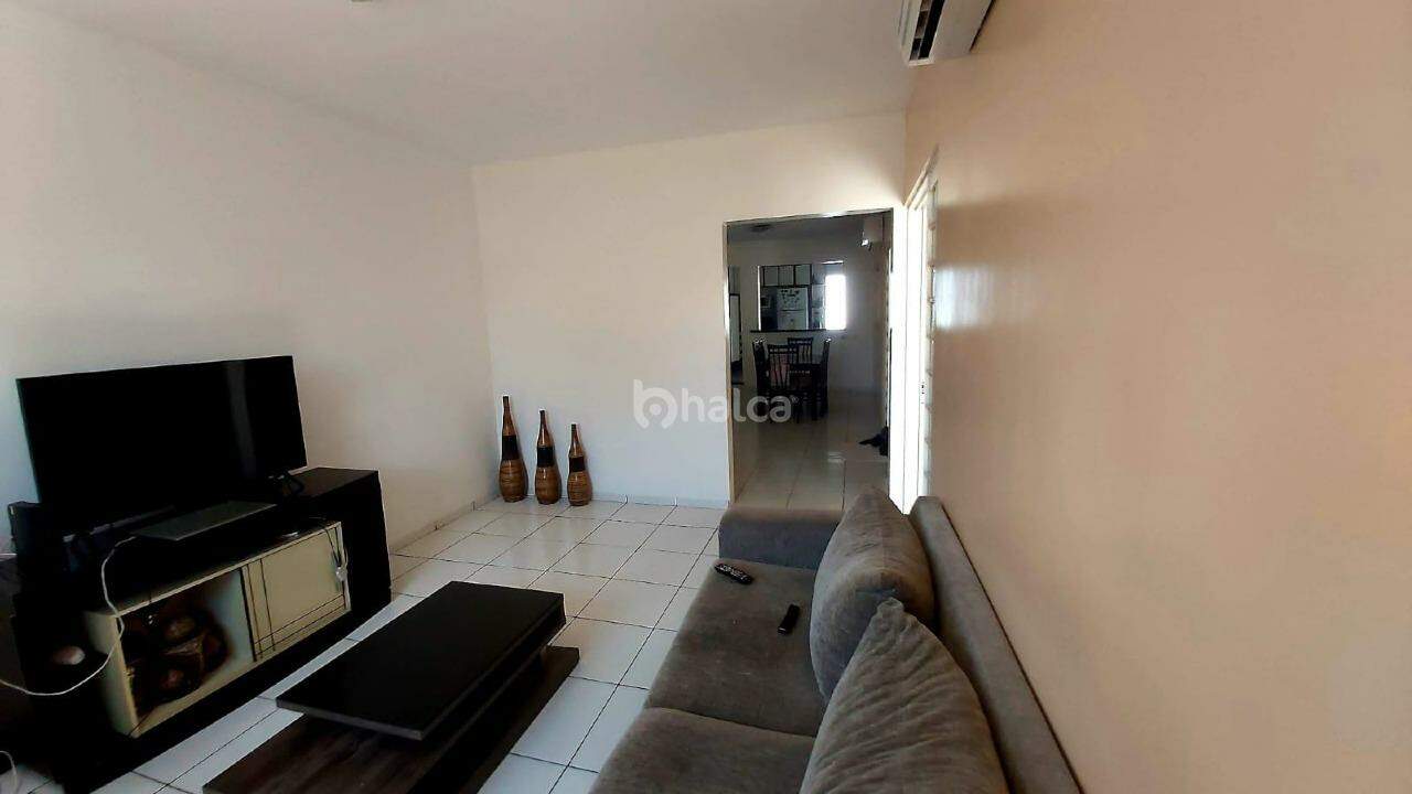 Casa à venda com 3 quartos, 209m² - Foto 2