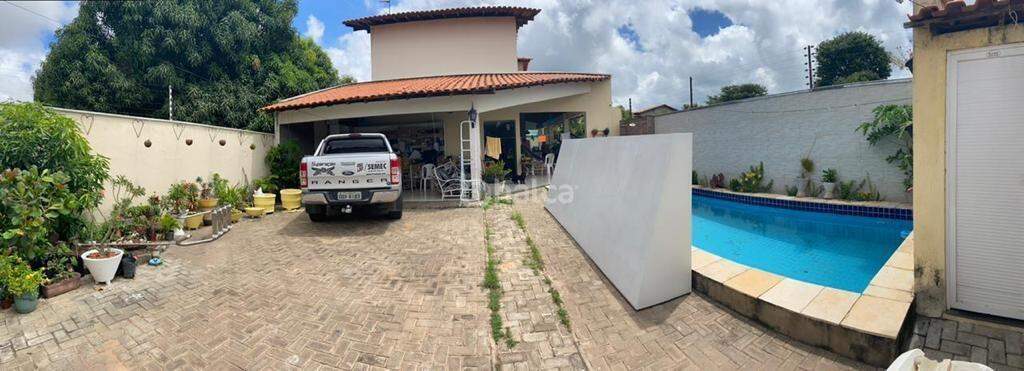 Casa à venda com 4 quartos, 210m² - Foto 1