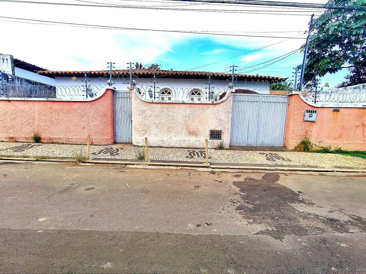 Casa à venda com 4 quartos, 200m² - Foto 1