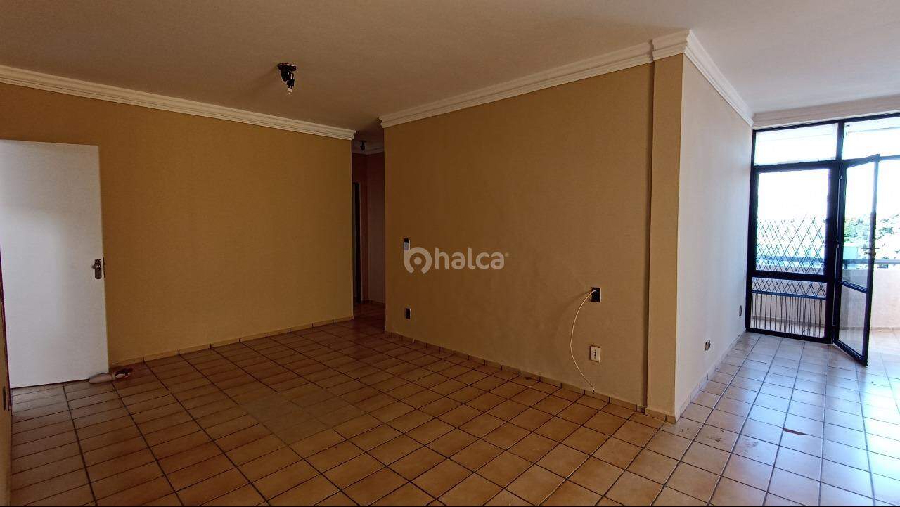 Apartamento para alugar com 4 quartos, 110m² - Foto 2