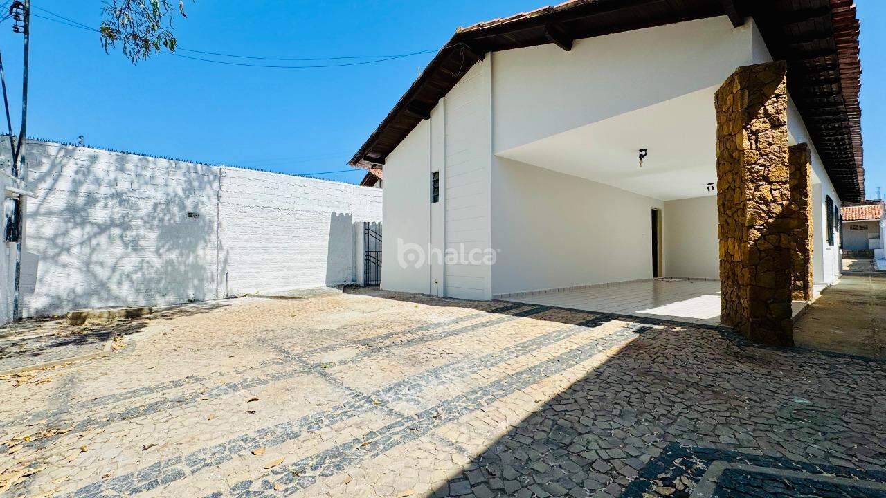 Casa à venda com 3 quartos, 215m² - Foto 2