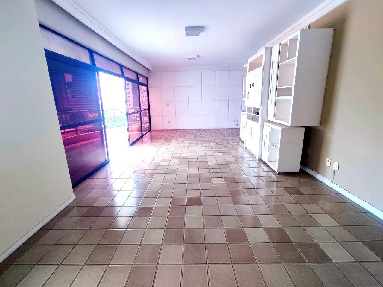 Apartamento para alugar com 4 quartos, 203m² - Foto 2