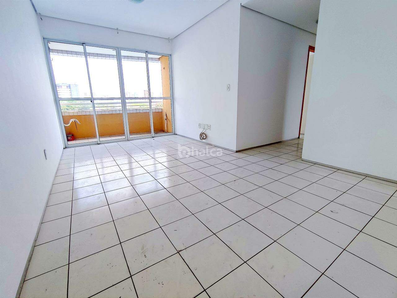 Apartamento à venda com 2 quartos, 70m² - Foto 2