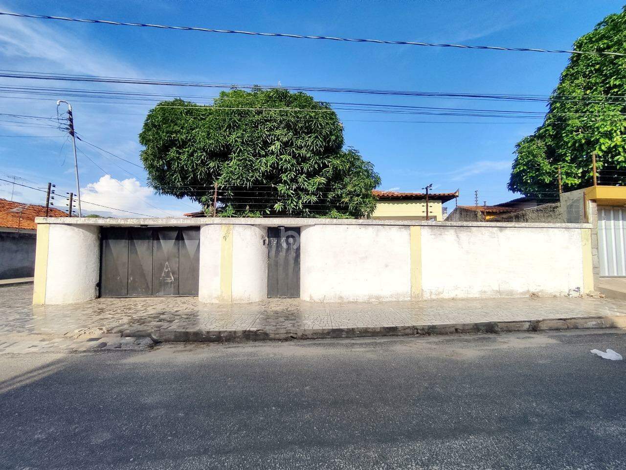 Casa à venda com 4 quartos, 257m² - Foto 1