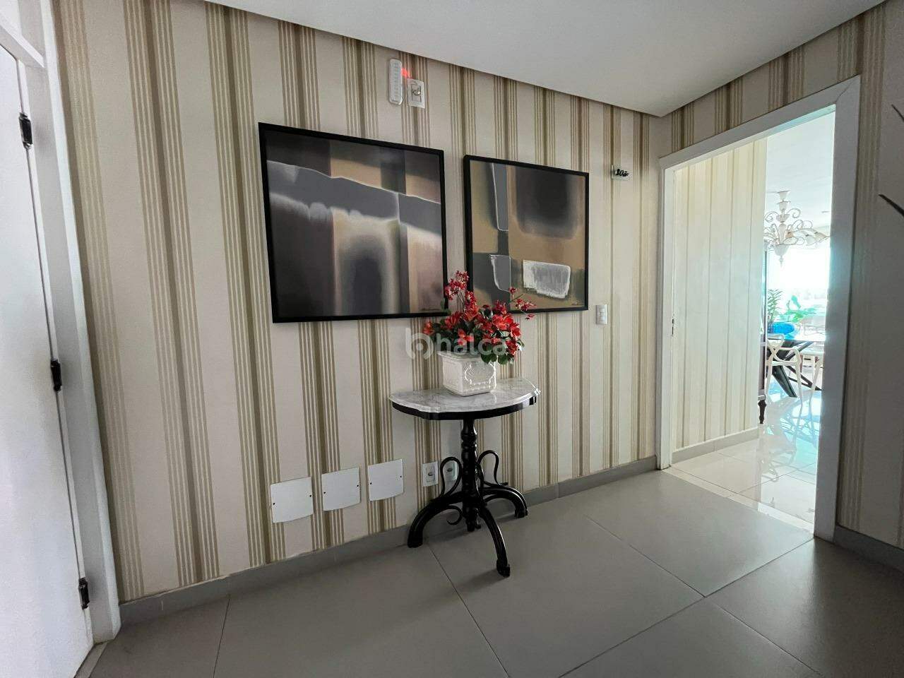 Apartamento à venda com 3 quartos, 184m² - Foto 2