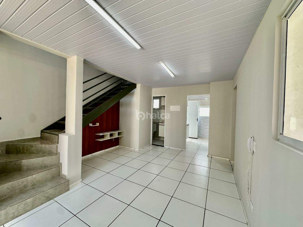 Casa à venda com 3 quartos, 60m² - Foto 2