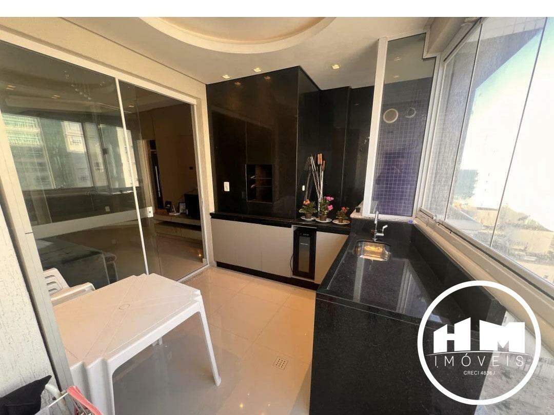 Apartamento à venda no Meia Praia: 