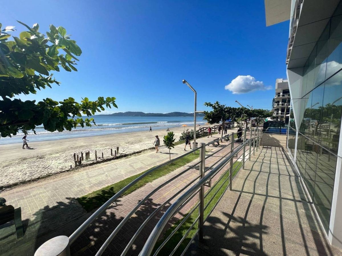 Apartamento à venda no Meia Praia: 