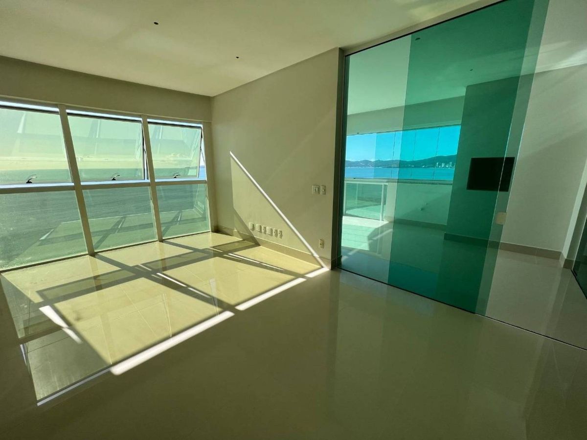 Apartamento à venda no Meia Praia: 