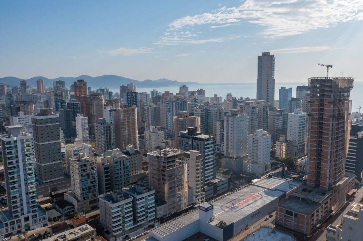 Apartamento à venda no Meia Praia: 