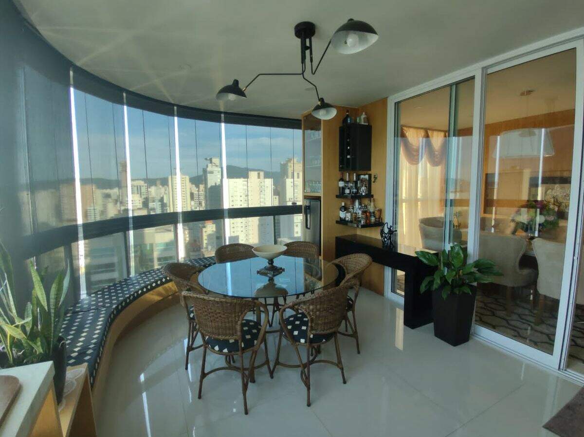 Apartamento à venda no Meia Praia: 