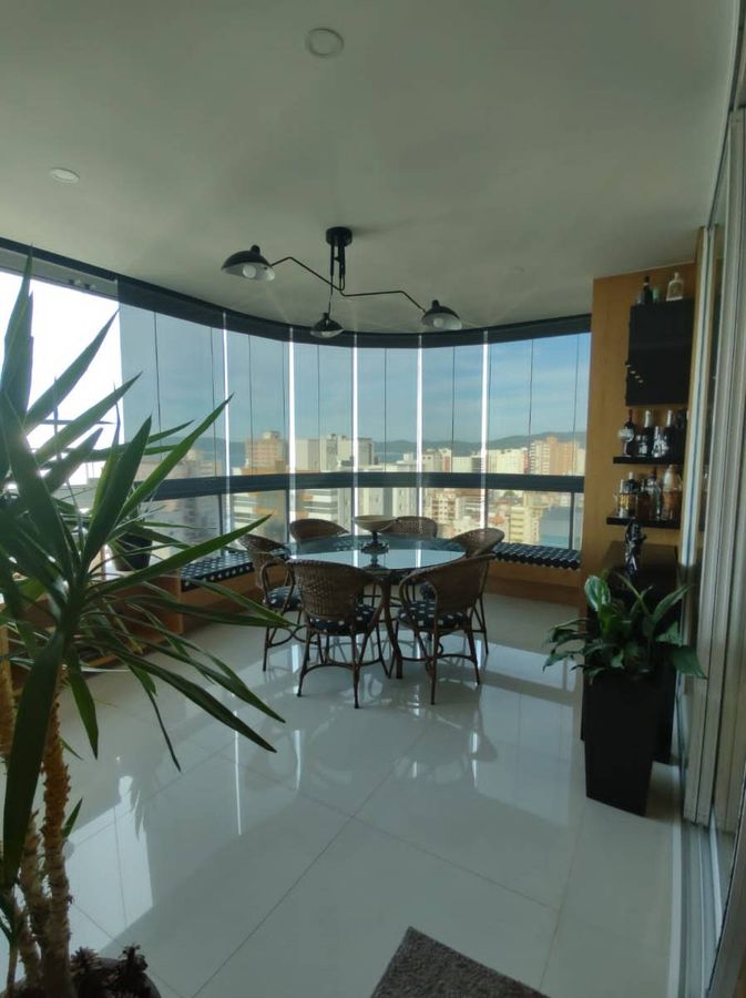 Apartamento à venda no Meia Praia: 