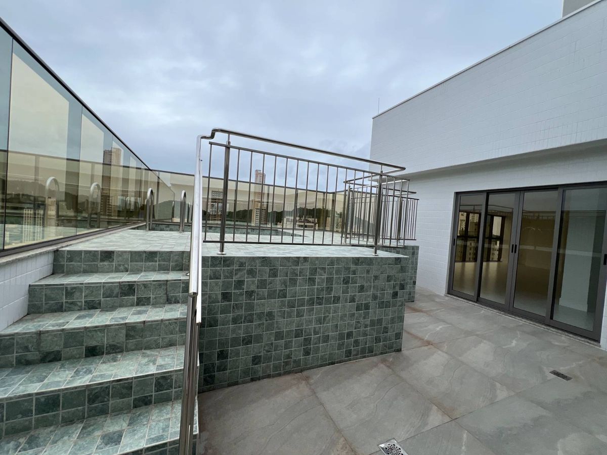 Cobertura à venda no Pioneiros: 