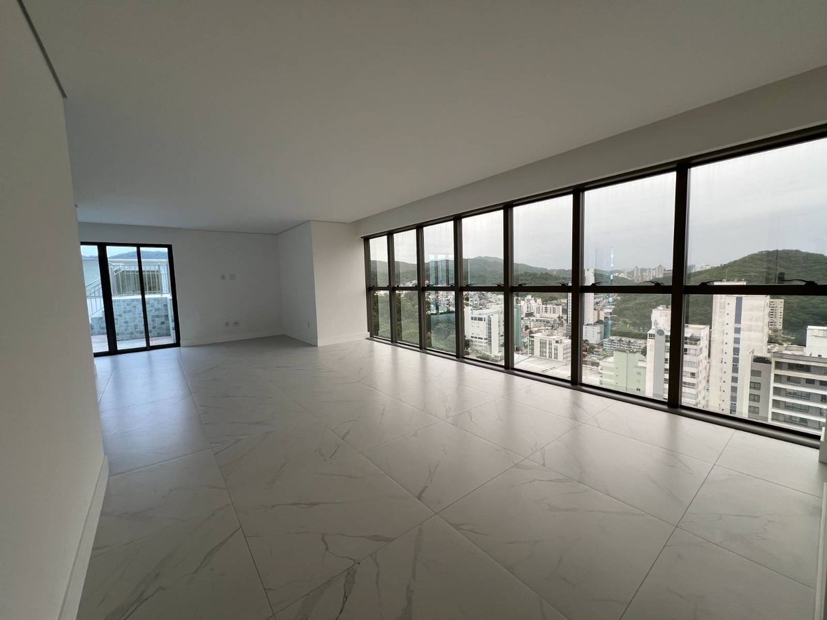 Cobertura à venda no Pioneiros: 