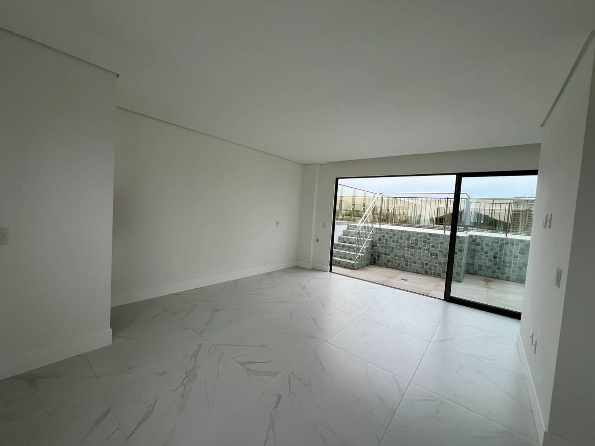 Cobertura à venda no Pioneiros: 