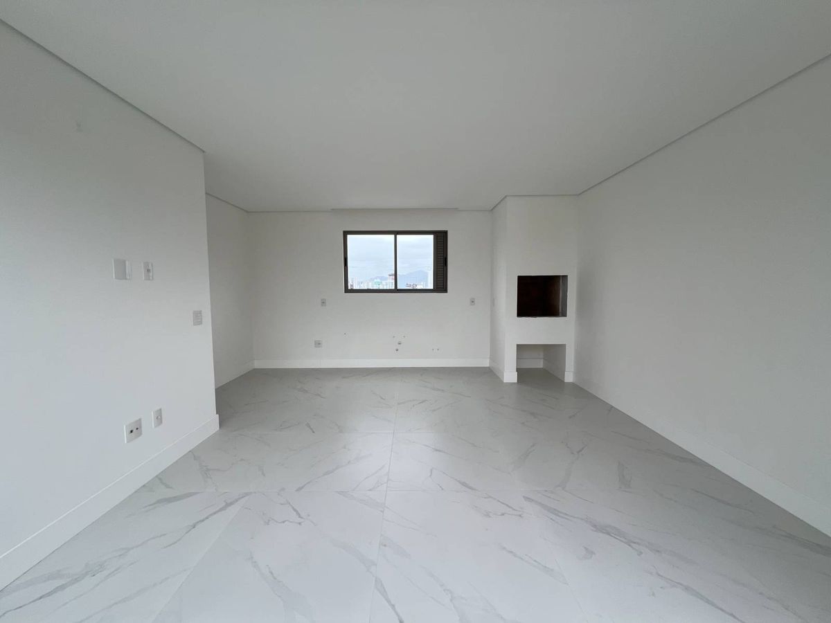 Cobertura à venda no Pioneiros: 