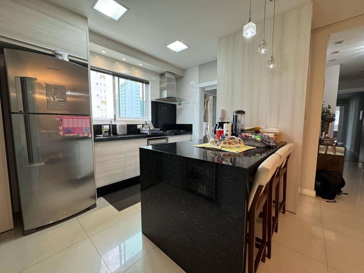 Apartamento à venda no Meia Praia: 