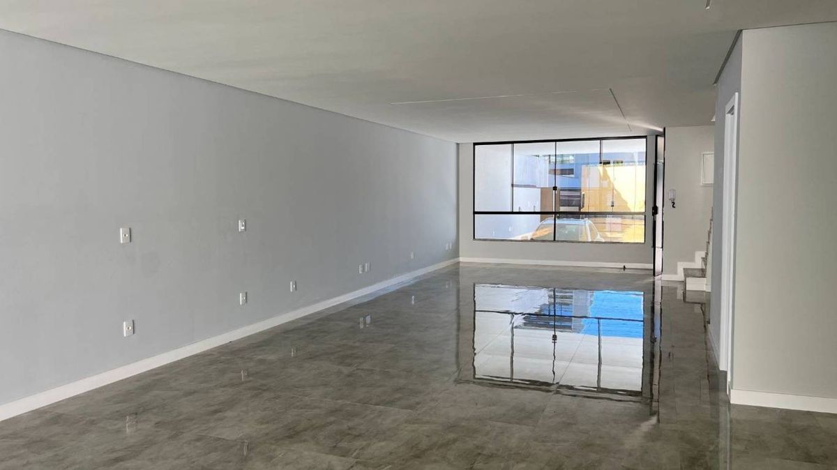 Casa à venda no Praia dos Amores: 