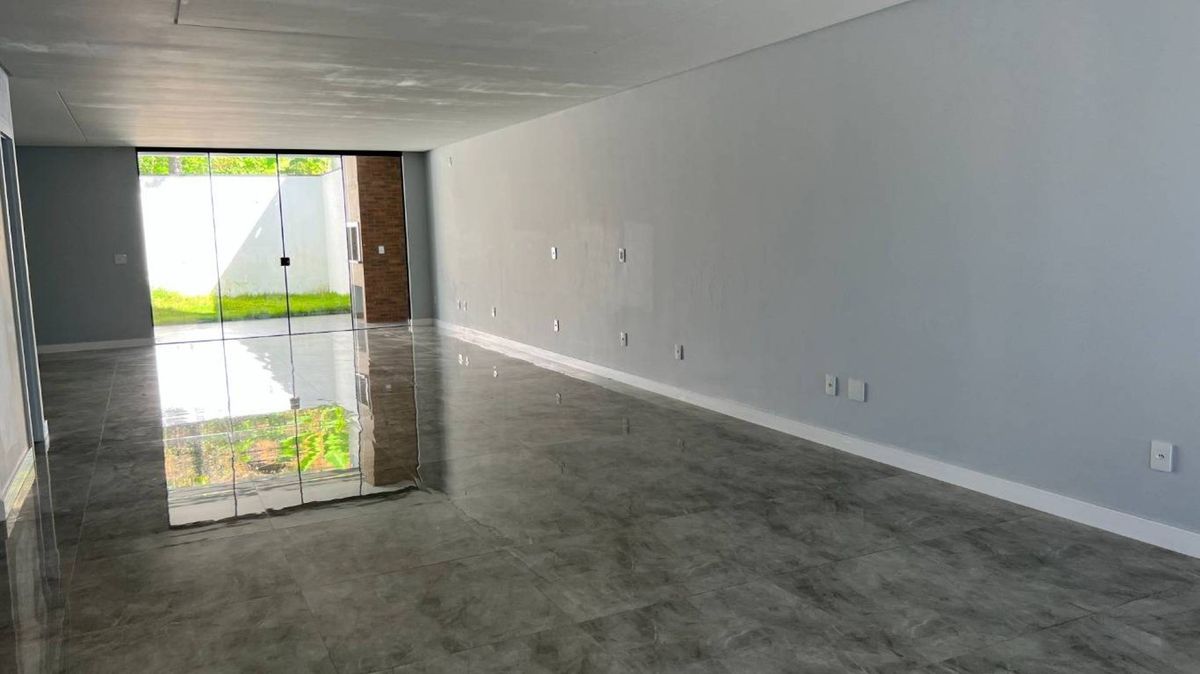 Casa à venda no Praia dos Amores: 