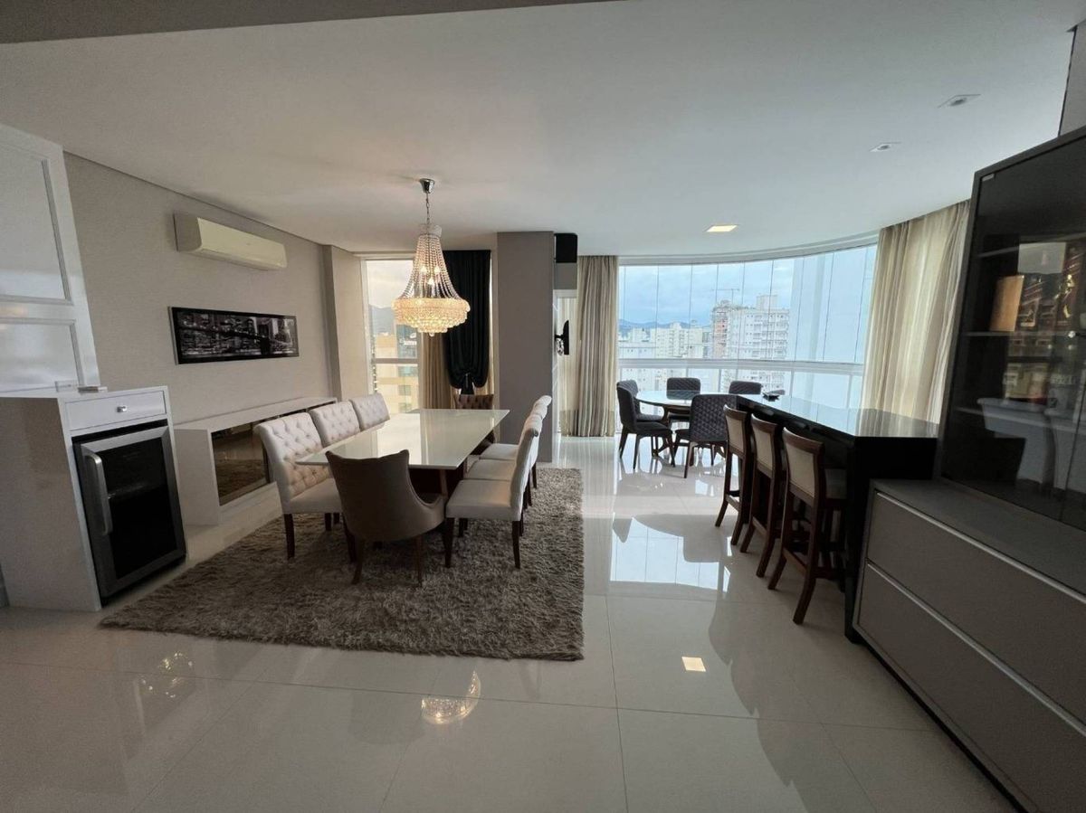 Apartamento à venda no Meia Praia: 