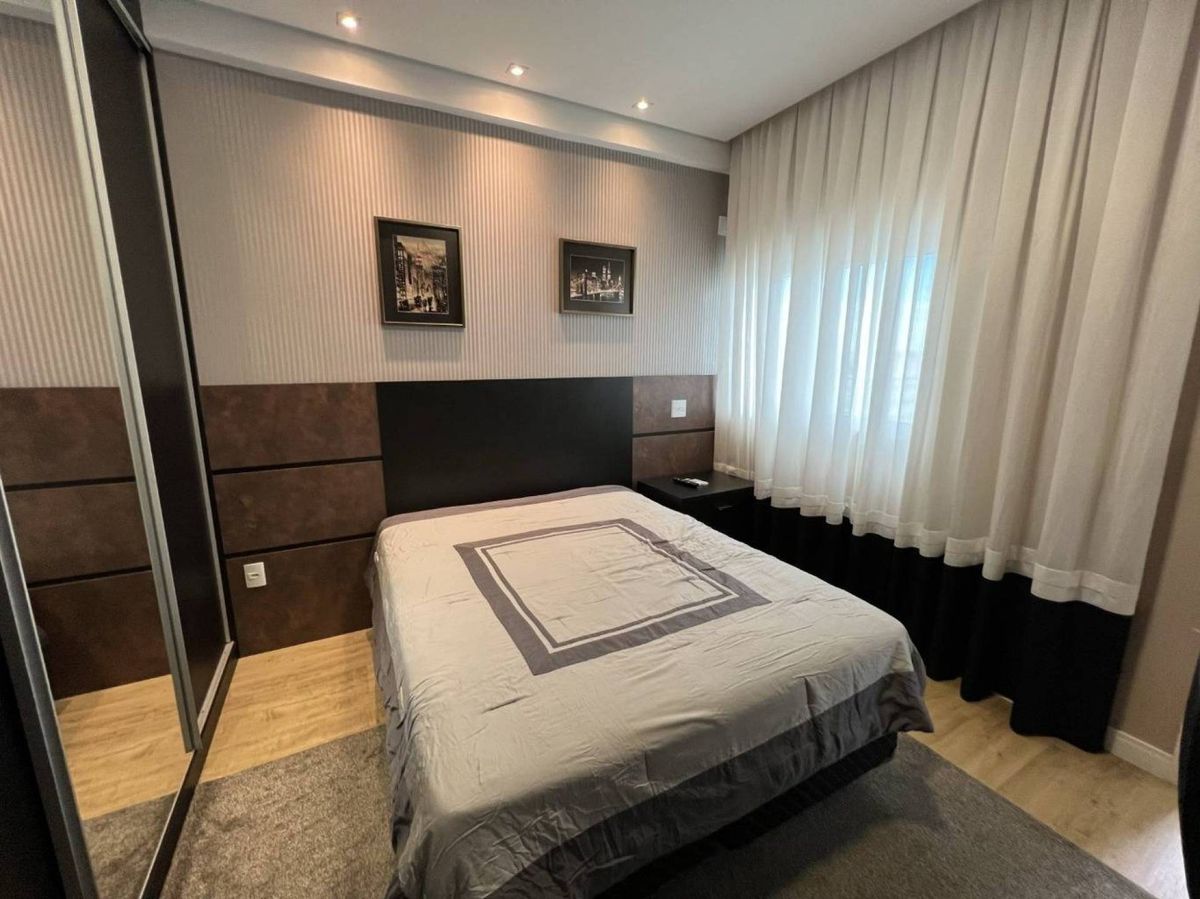 Apartamento à venda no Meia Praia: 