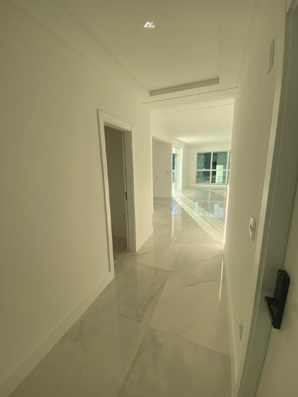 Apartamento à venda no Meia Praia: 