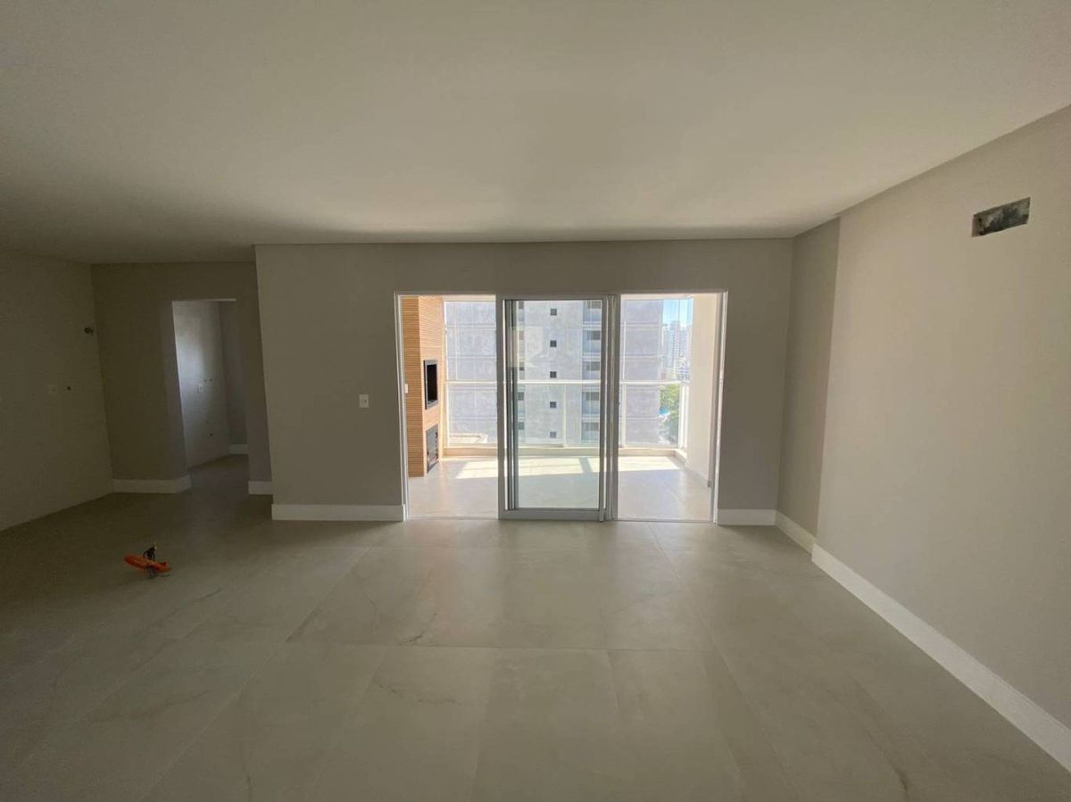 Apartamento à venda no Pioneiros: 