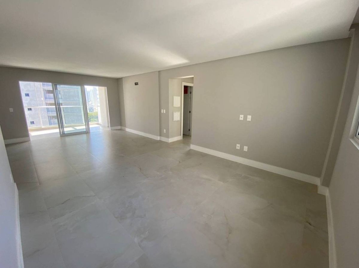 Apartamento à venda no Pioneiros: 