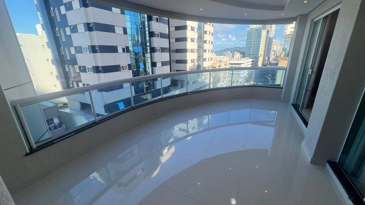 Apartamento à venda no Meia Praia: 