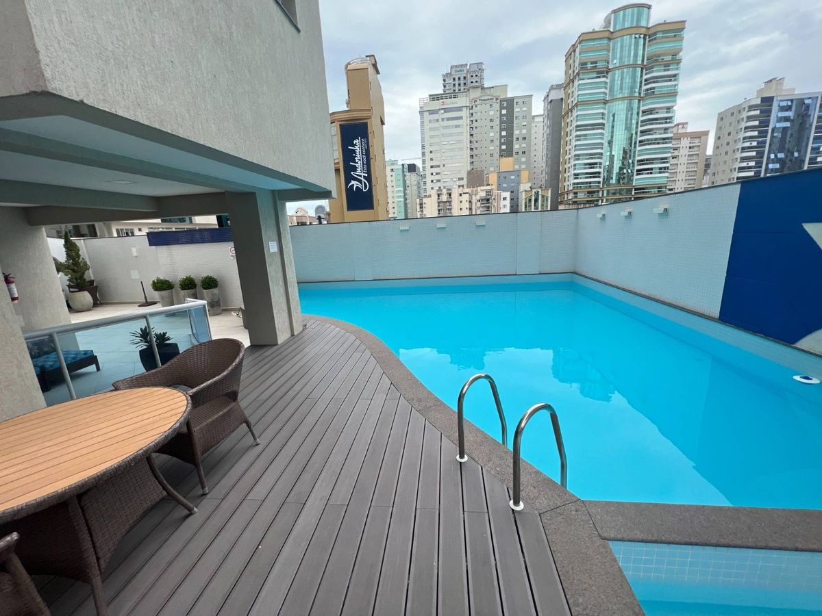 Apartamento à venda no Meia Praia: 