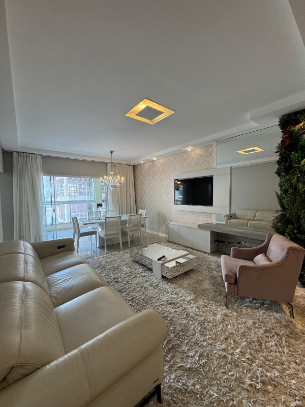 Apartamento à venda no Meia Praia: 