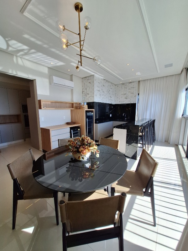 Apartamento à venda no Meia Praia: 