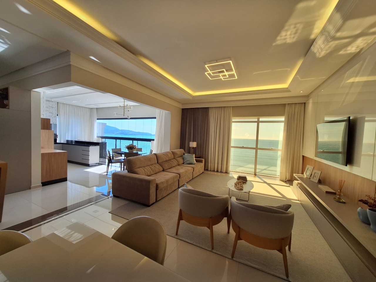 Apartamento à venda no Meia Praia: 