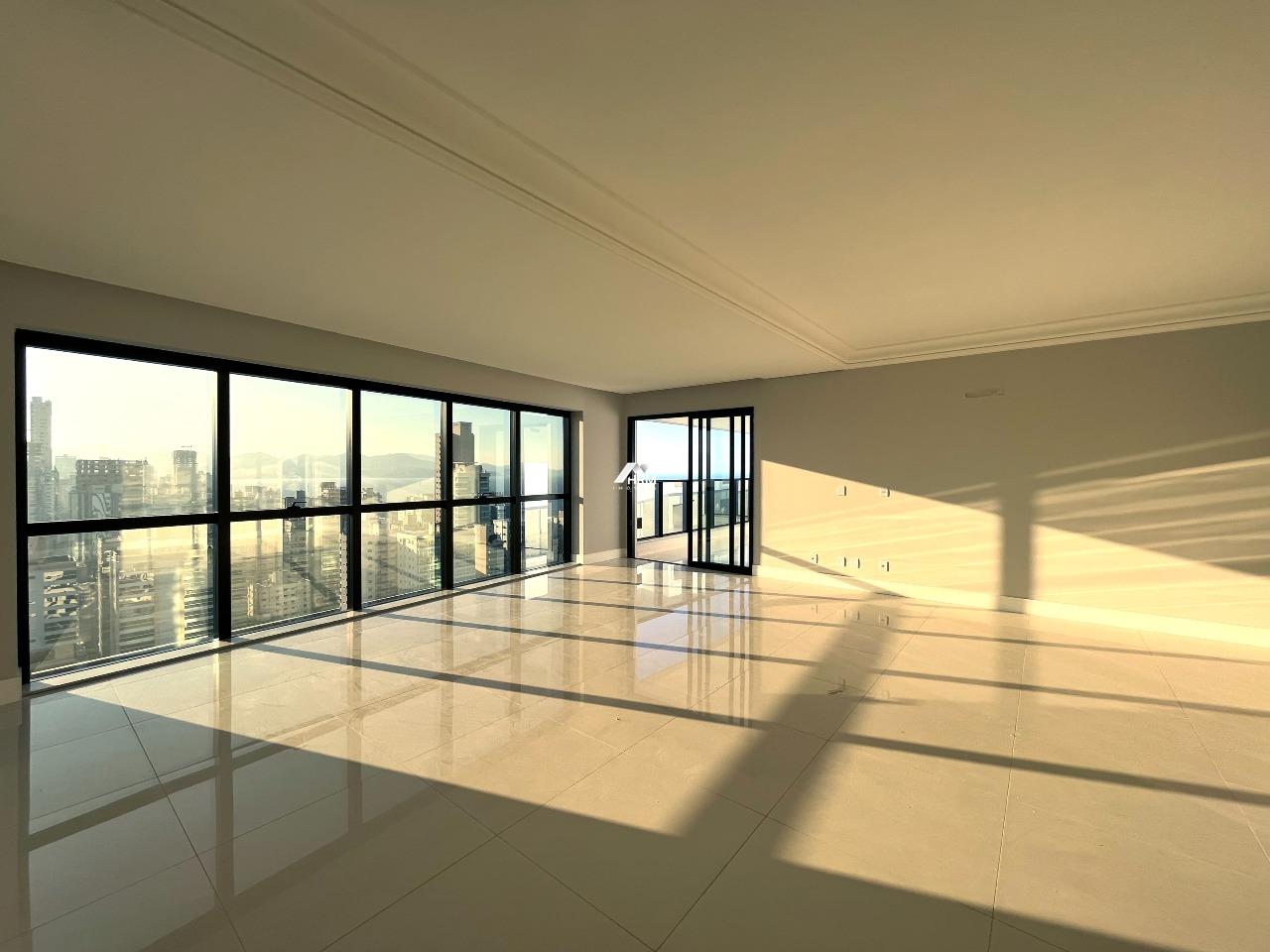 Apartamento à venda no Meia Praia: 