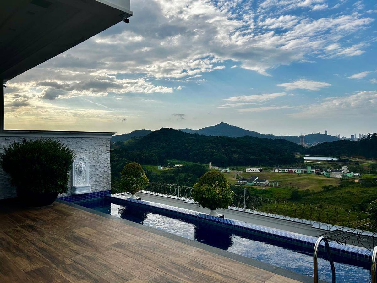 Casa de Condomínio à venda no Centro: 