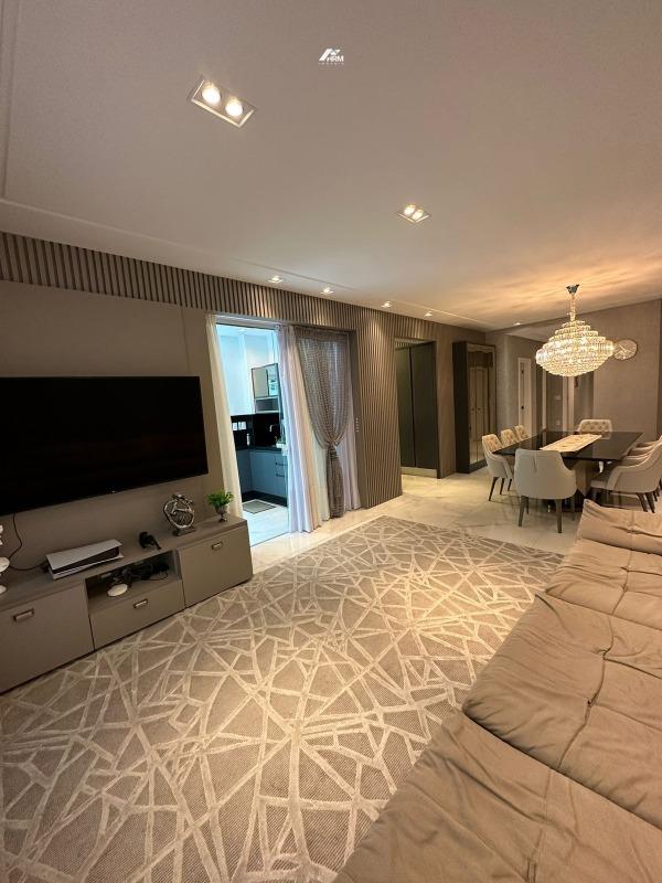 Apartamento à venda no Meia Praia: 