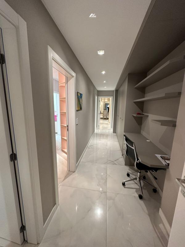 Apartamento à venda no Meia Praia: 