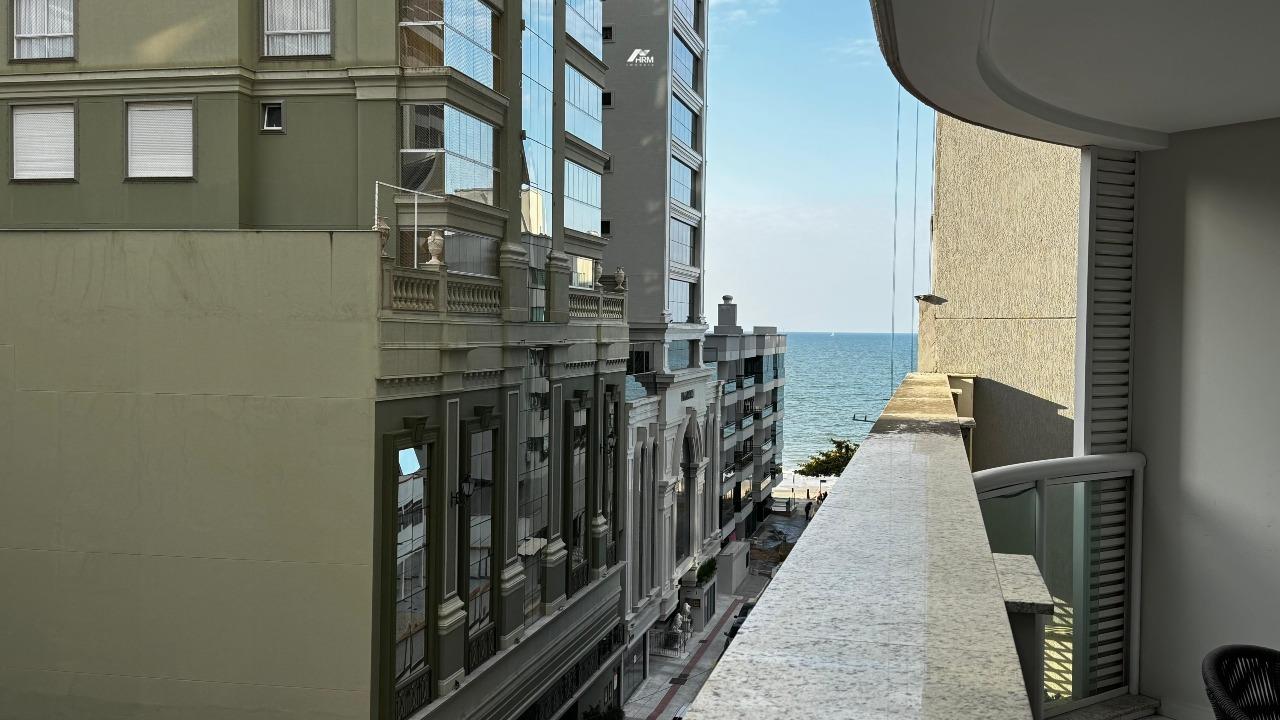 Apartamento à venda no Meia Praia: 