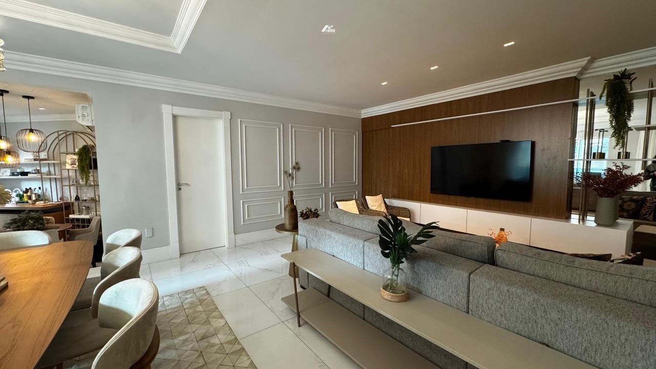 Apartamento à venda no Meia Praia: 