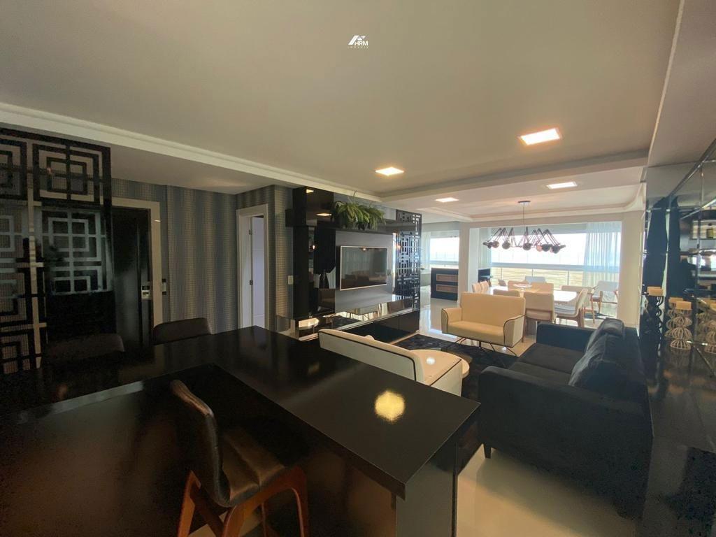 Apartamento à venda no Meia Praia: 