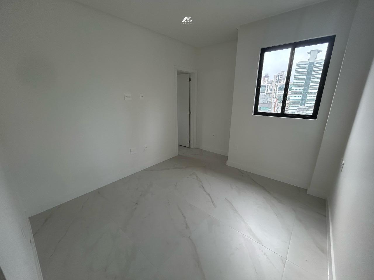 Apartamento à venda no Meia Praia: 