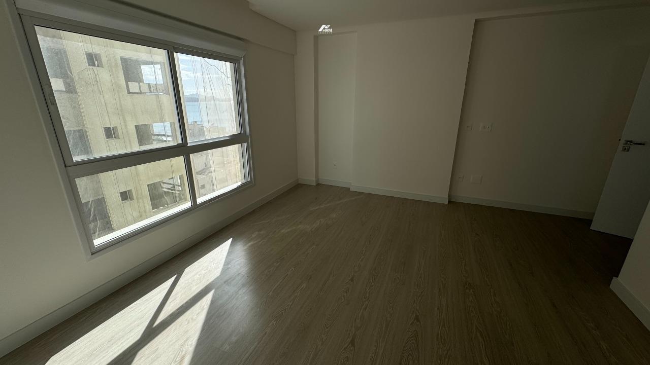 Apartamento à venda no Meia Praia: 